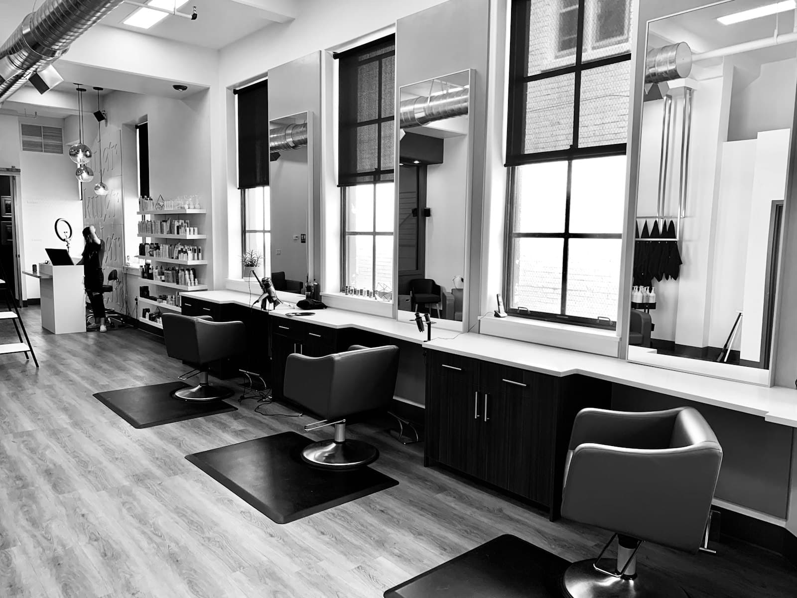 Frisørsalon med stole og spejle
