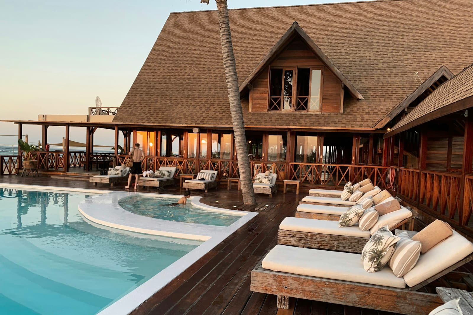 Hotel med pool og liggestole