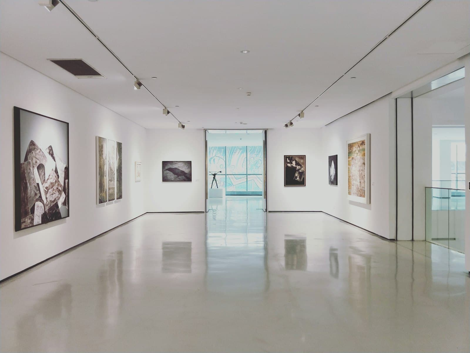 Kunstgalleri med malerier