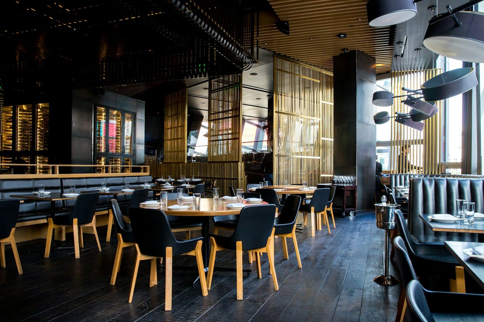 Restaurantinteriør med dækkede borde